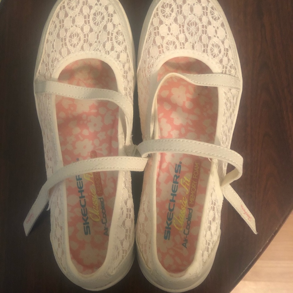 Skechers classic fit air slip ons size 7 EUC